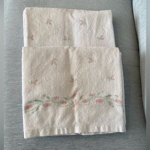 Signature by Fieldcrest Mills Set of 2 White with Pink Rosebuds Bath Towels